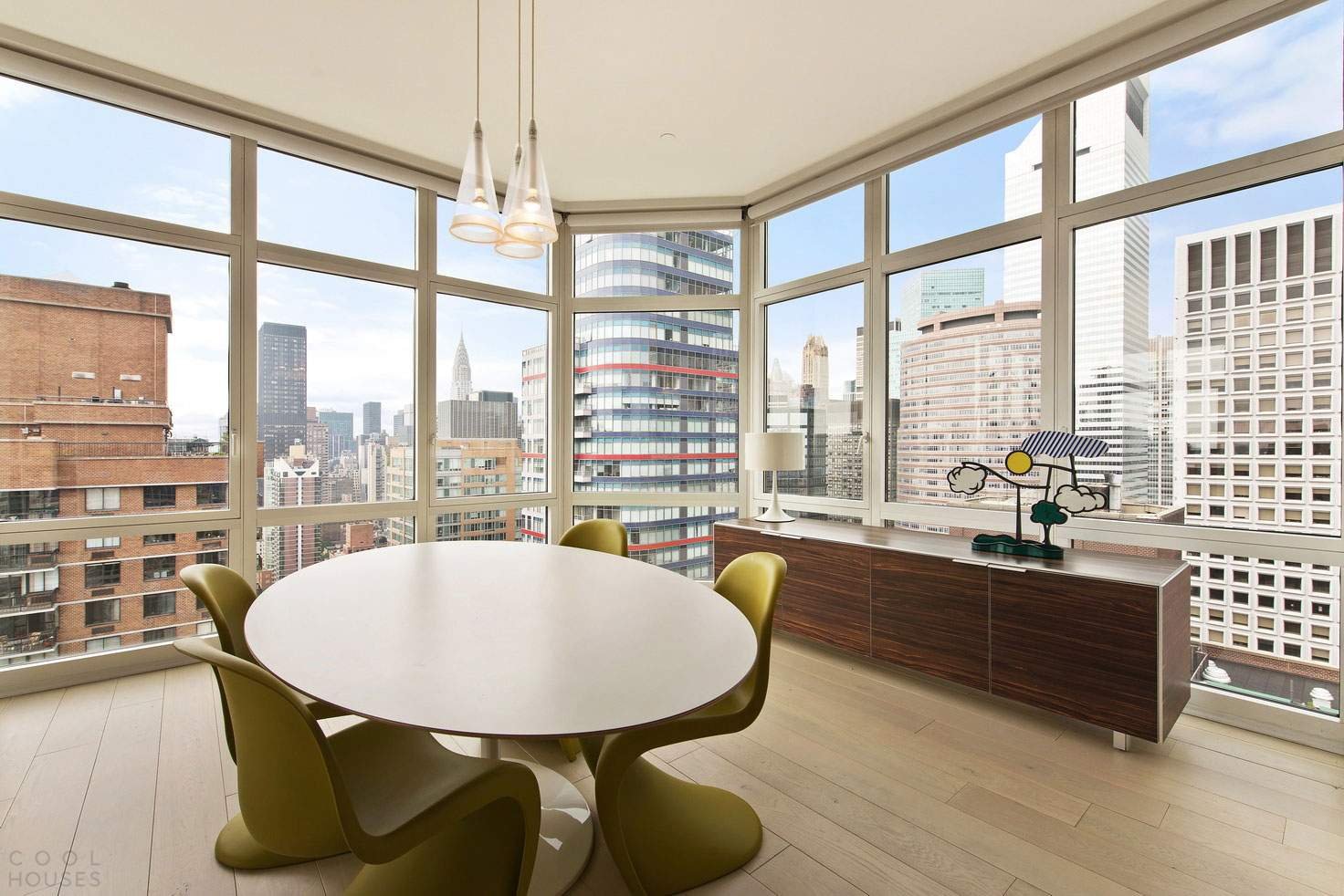 Neat street apartment. Нью-Йорк Манхэттен квартиры с панорамными окнами. Пентхаус Манхэттен 2020. Панорамные окна Нью Йорк. Пентхаус в Нью Йорке на Манхэттене.