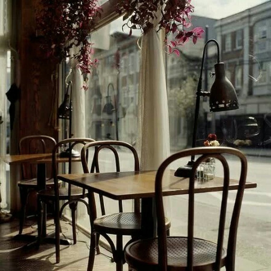 Столик в кафе у окна