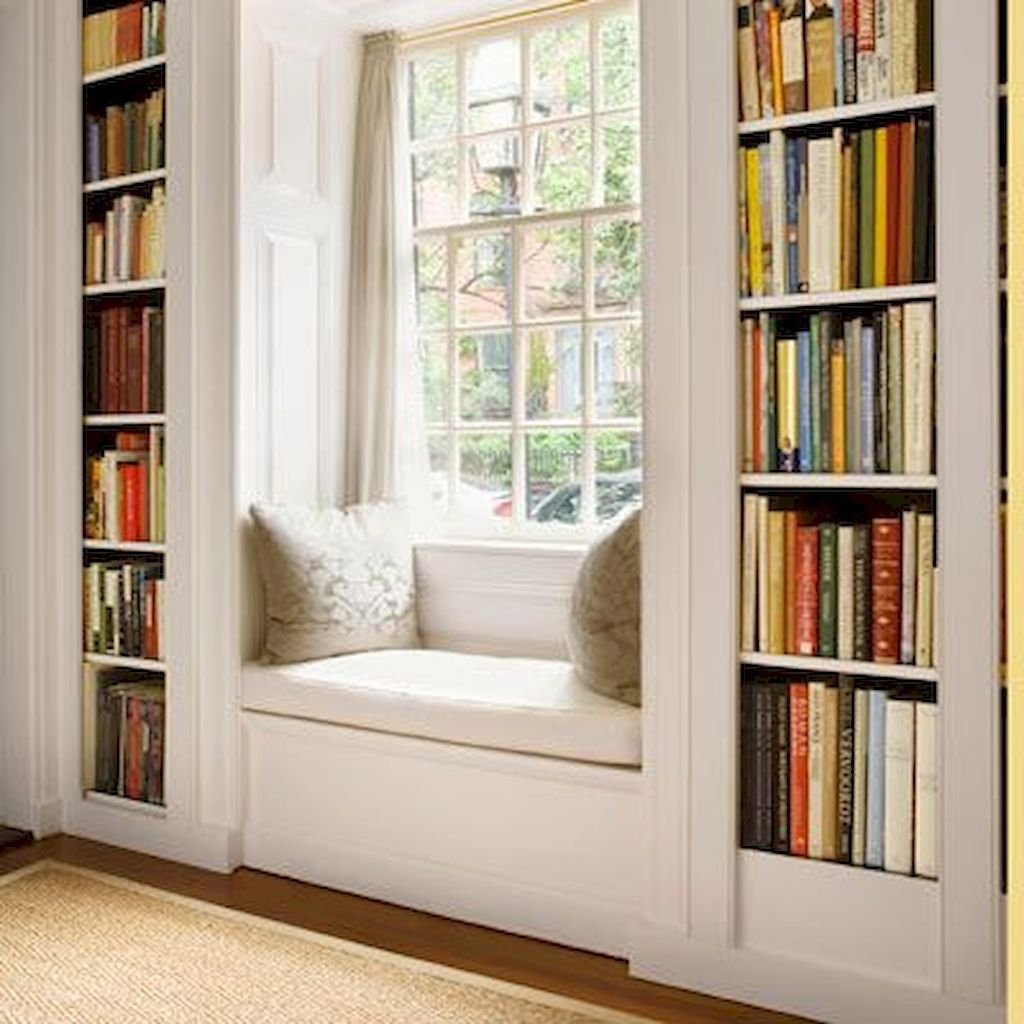 Книжный шкаф вокруг окна