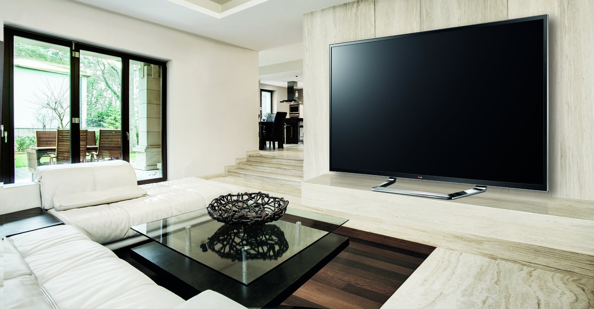 Видимо телевизор. Телевизор в интерьере. Гостиная с большим телевизором. Большой телевизор в интерьере. Большой телевизор на стену в гостиной.