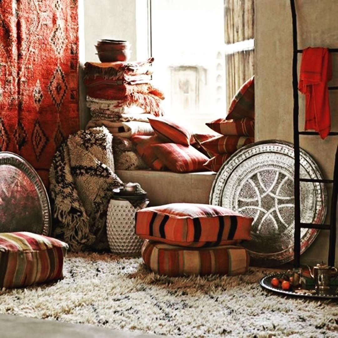 Хата сброшены на пол подушки. Этнический стиль в интерьере. Марокканский стиль в интерьере. Подушки в марокканском стиле. Текстиль в этно стиле.