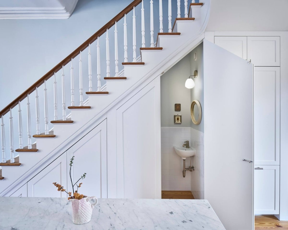 Современная ванная в мансарде