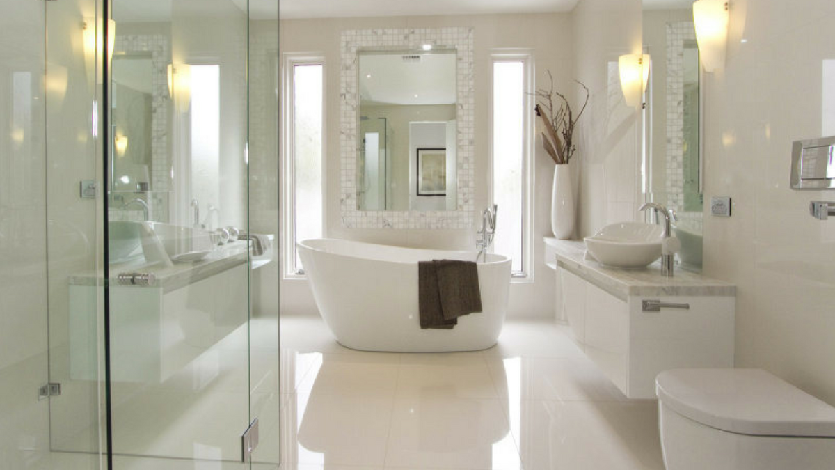 Красивая белая ванная комната