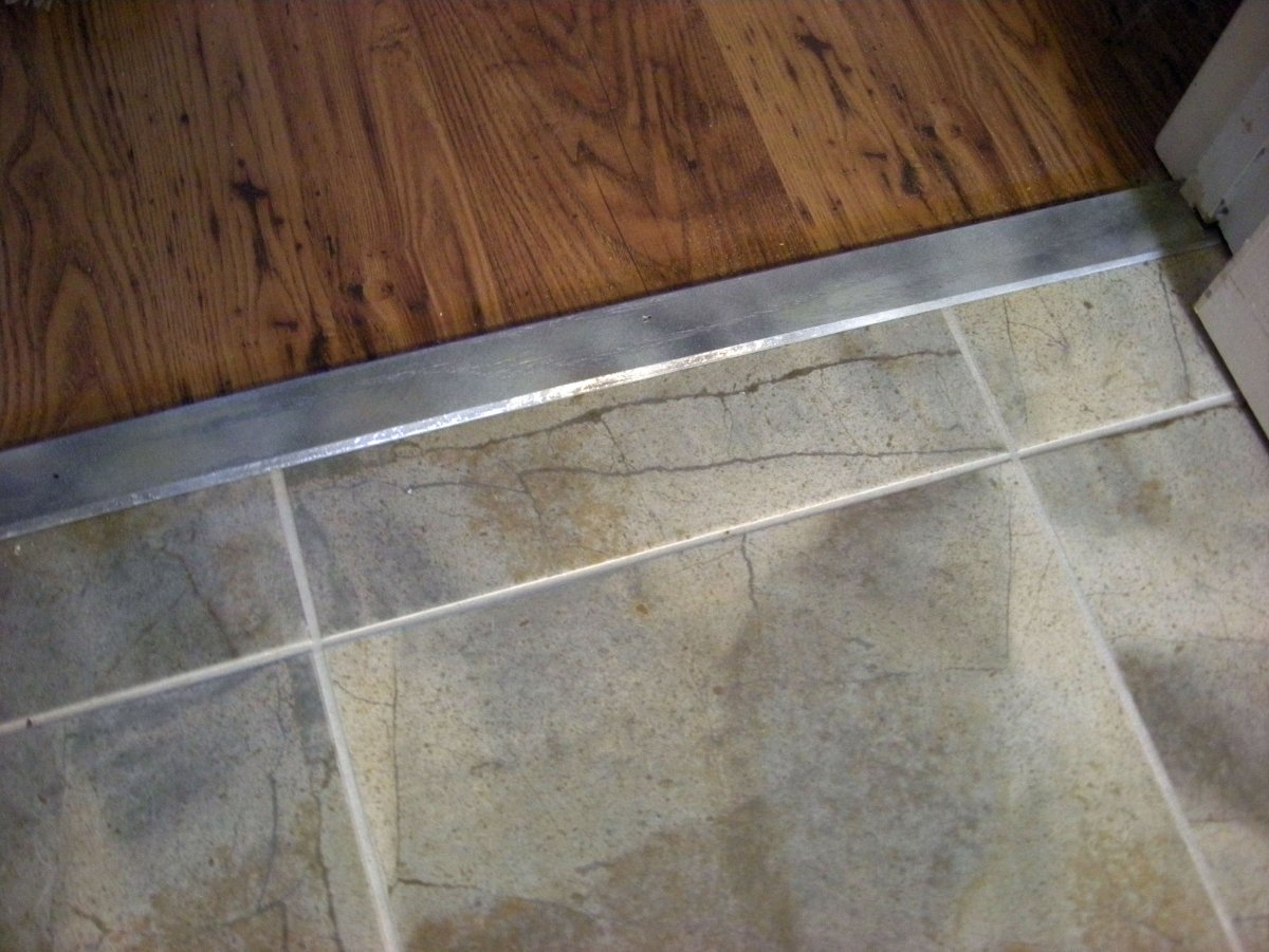 Порог между плиткой и ламинатом