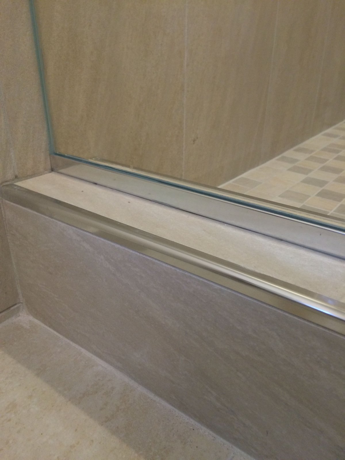 Уголок для порожка в ванную