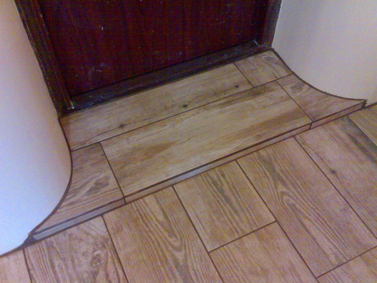 Плитка и линолеум в прихожей комбинированный пол