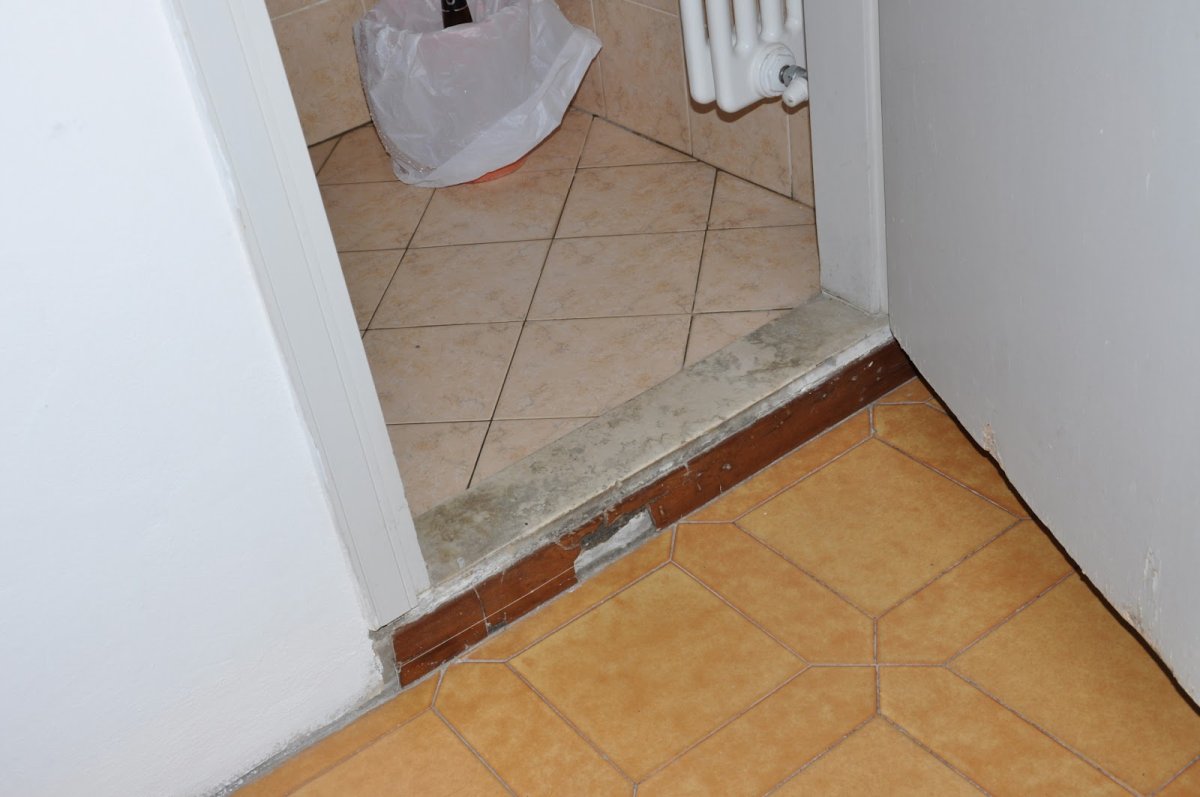 Бетонный порог в ванной