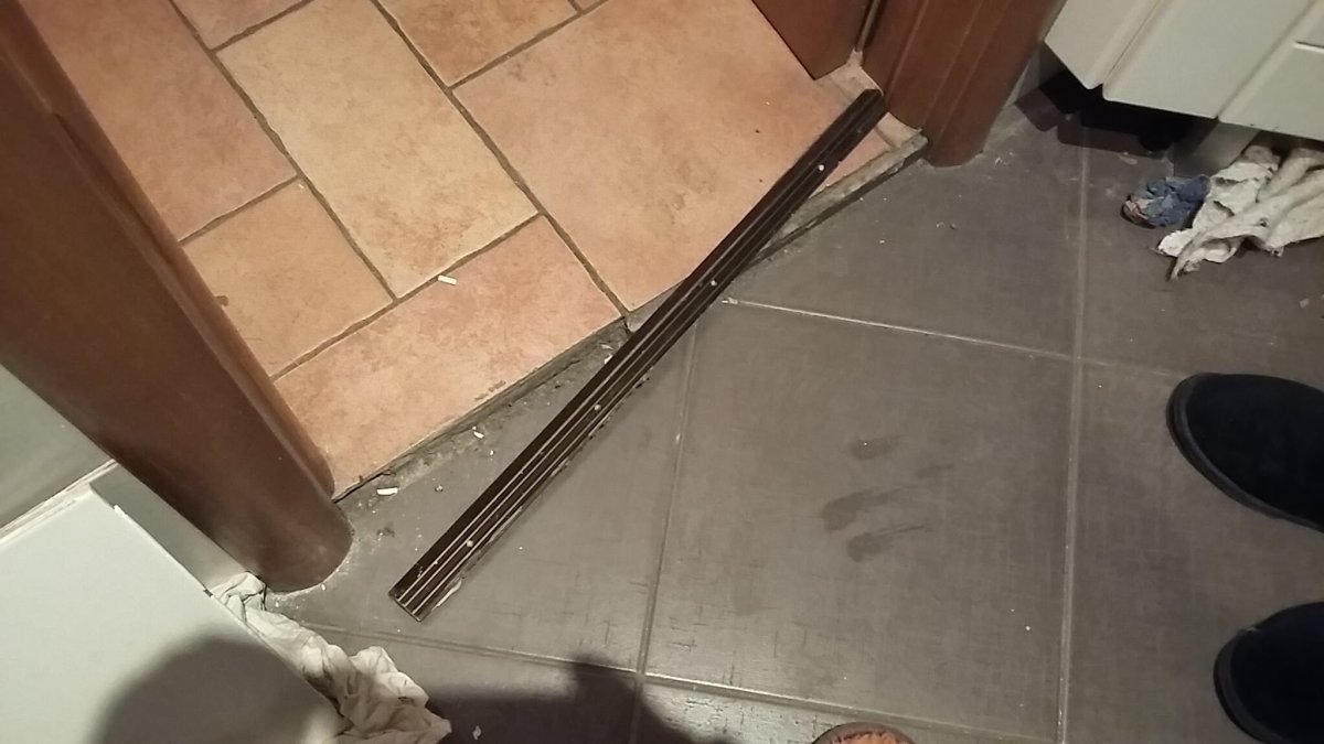 Порожек в ванную из плитки