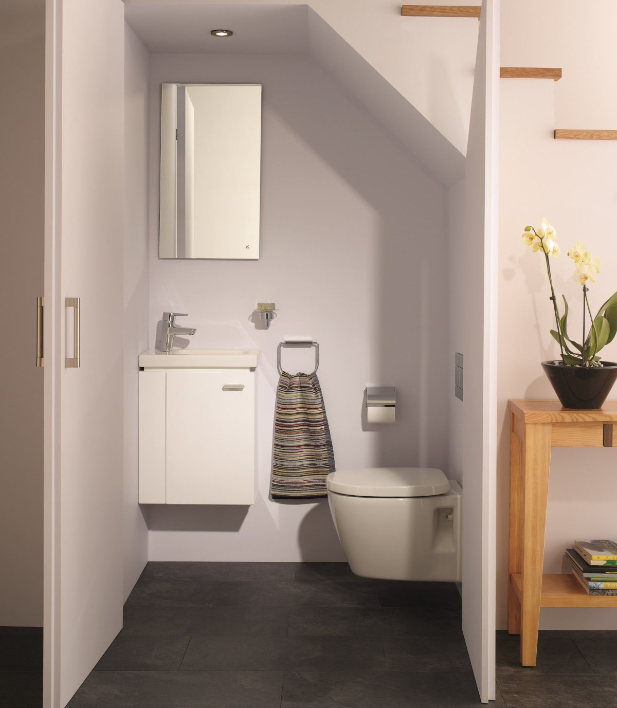 Ванная под лестницей