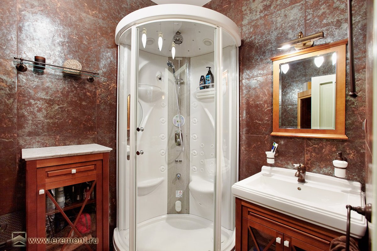 Маленькая ванная с душевой в хрущевке