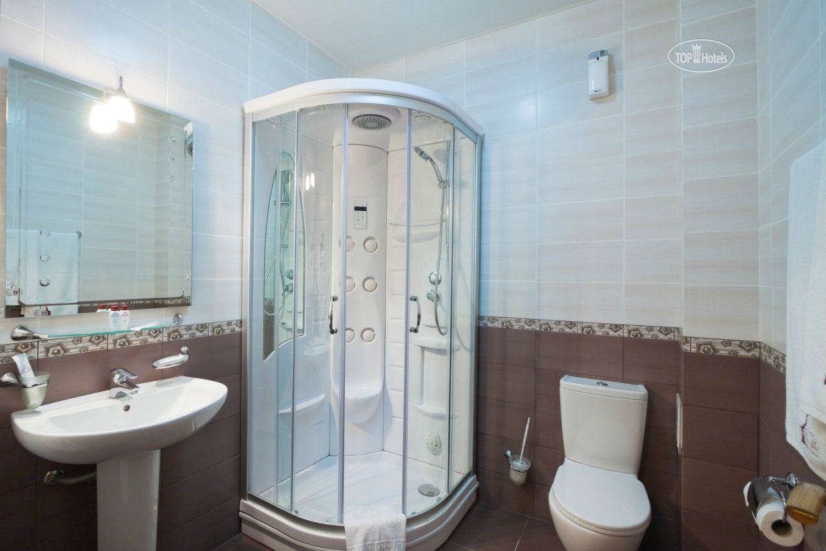 Компактный санузел с душевой кабиной