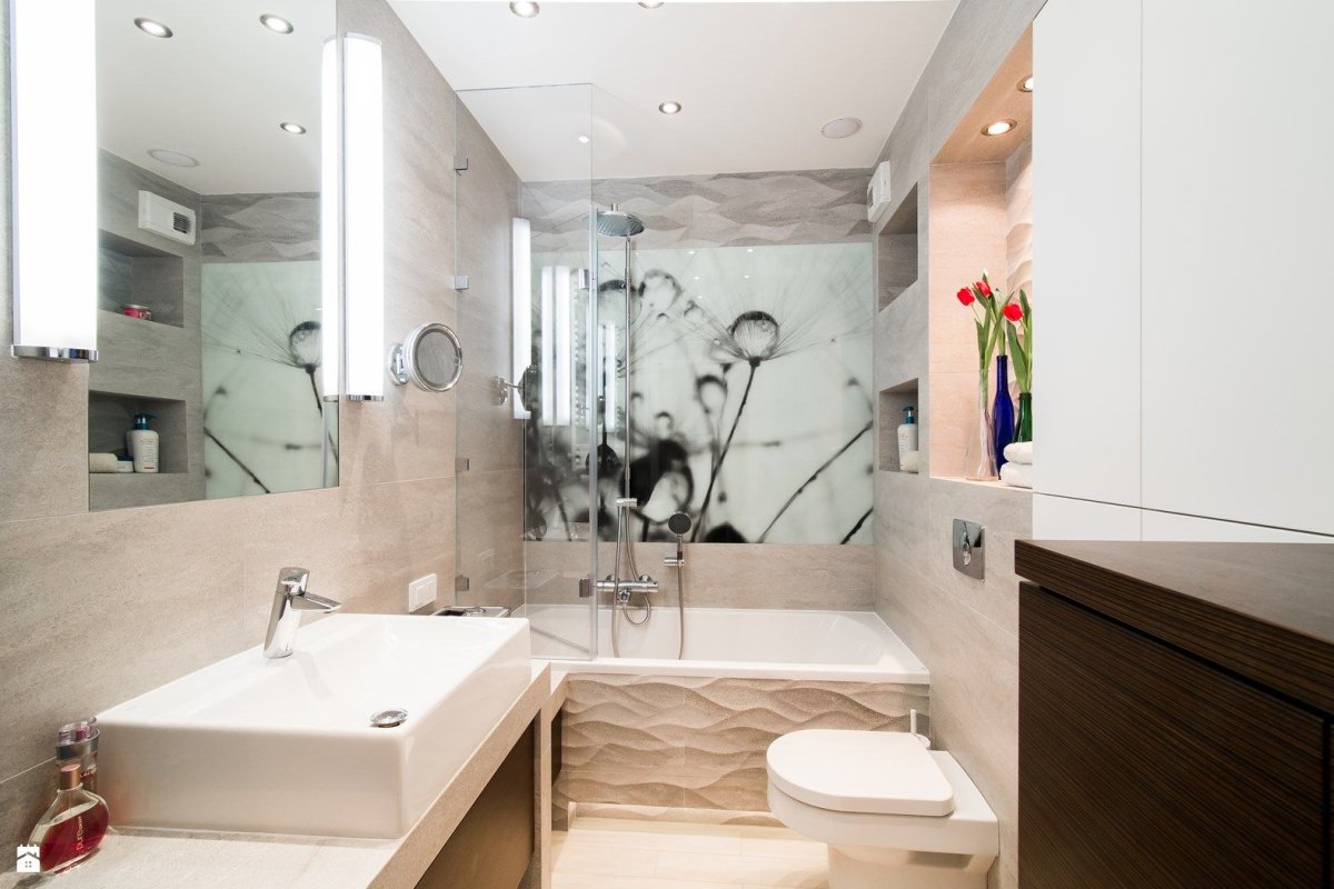 Интерьер маленькой ванной комнаты с ванной в современном стиле