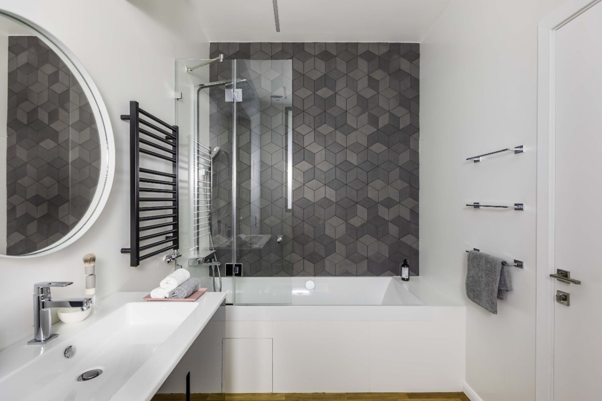 Маленькая ванная в сером цвете