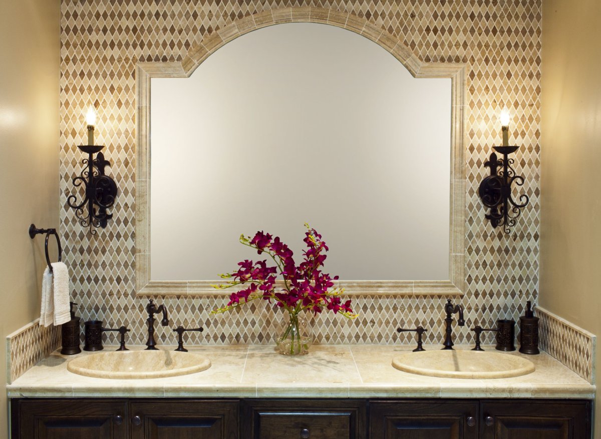 Интерьер ванной комнаты у раковины свободная стена