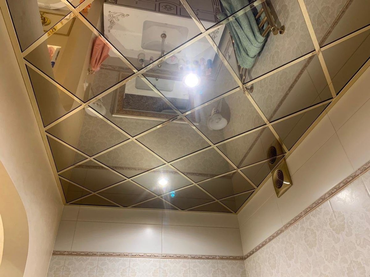 Зеркальные панели на потолок в ванную