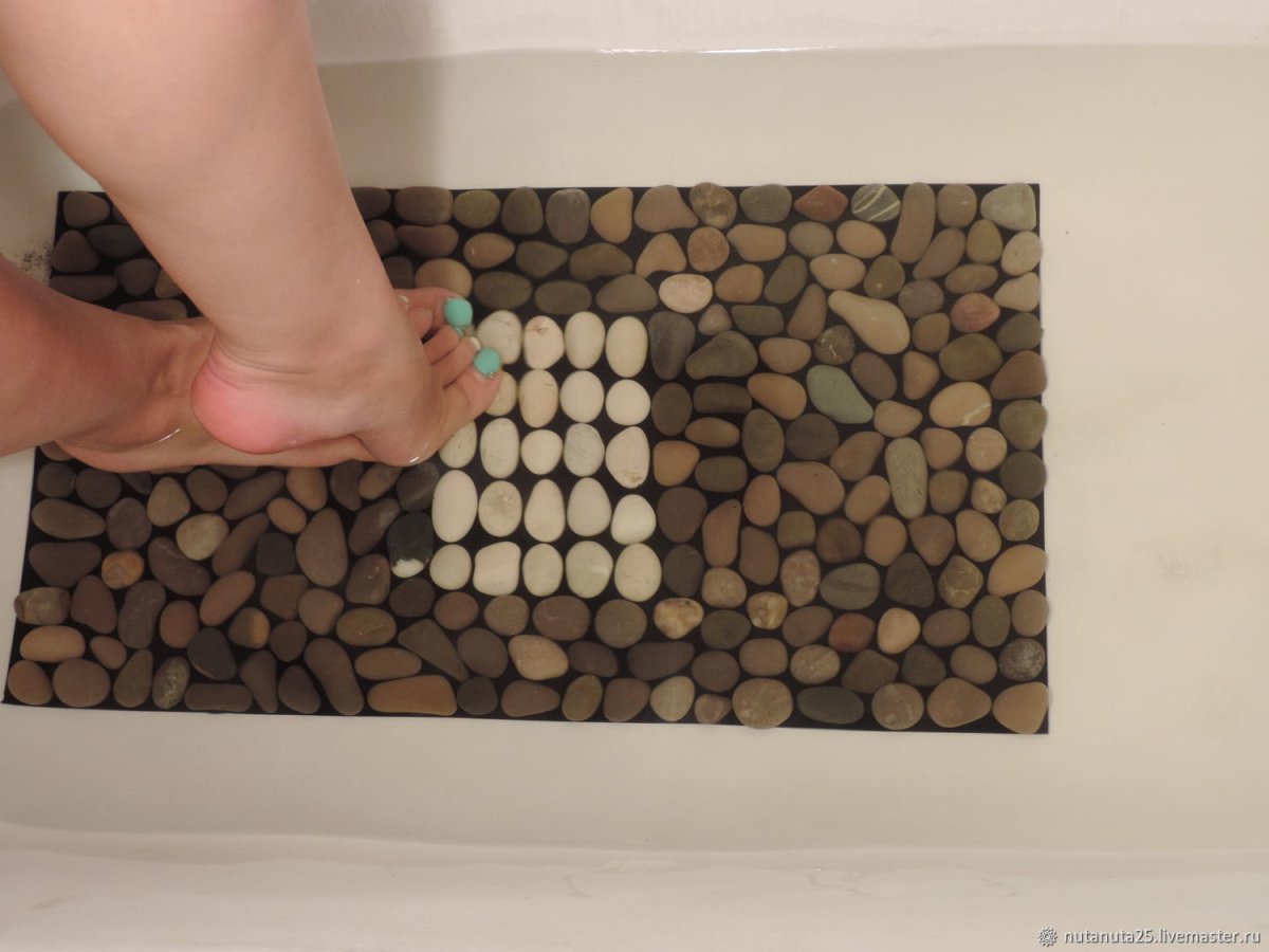 Галька в интерьере ванной