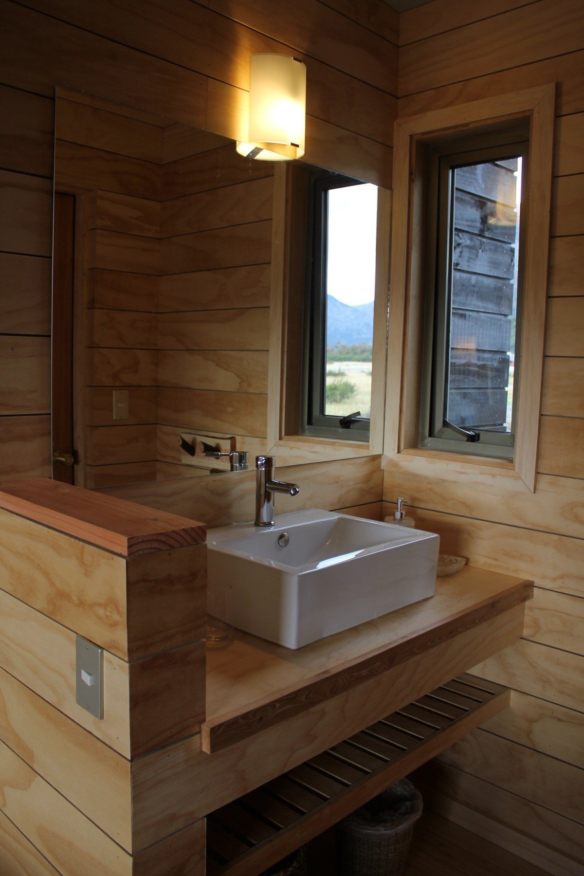 Ванная в деревянном доме из бруса