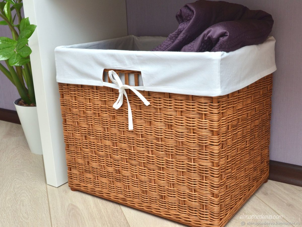 Плетеная корзина в ванную