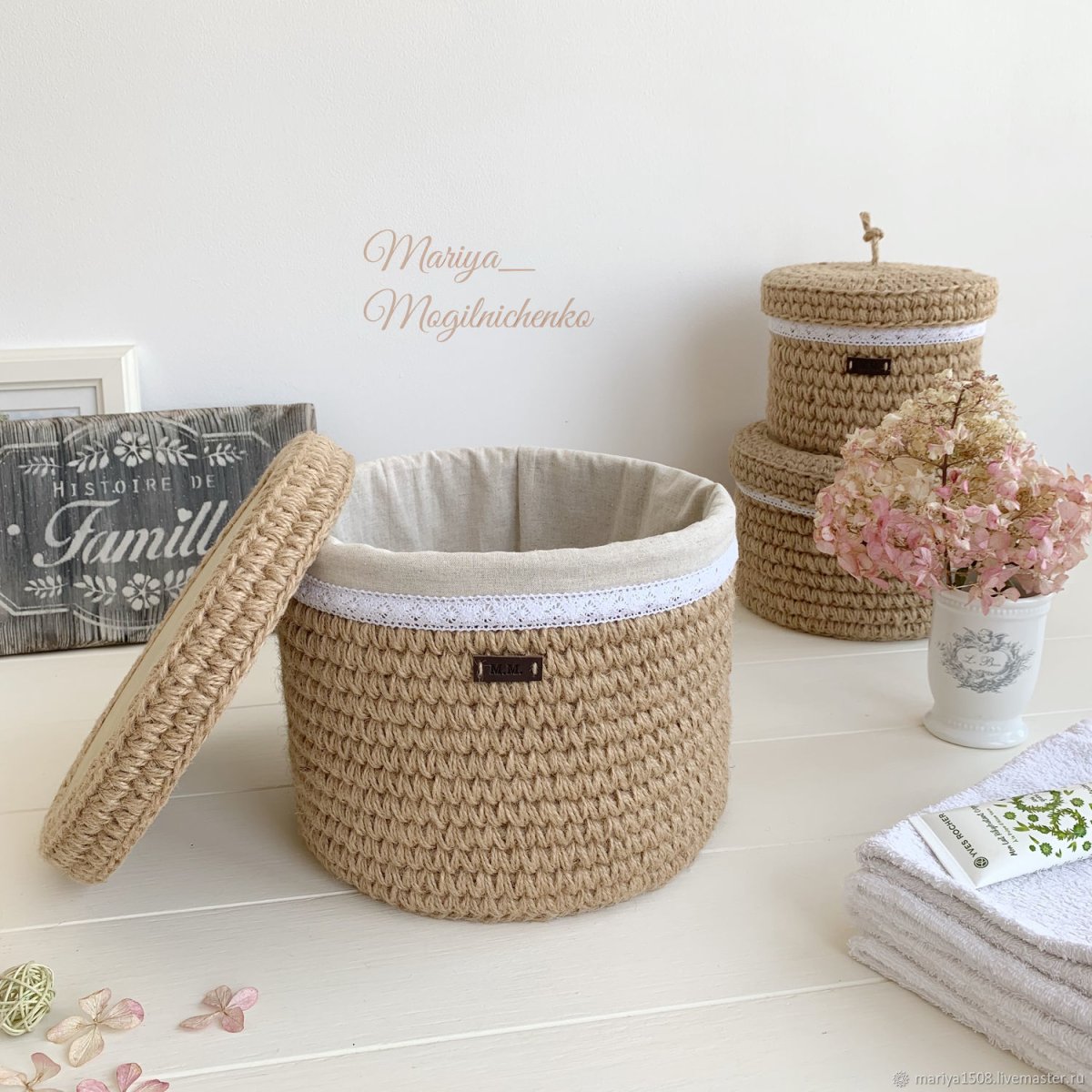 Плетеная корзина в ванную