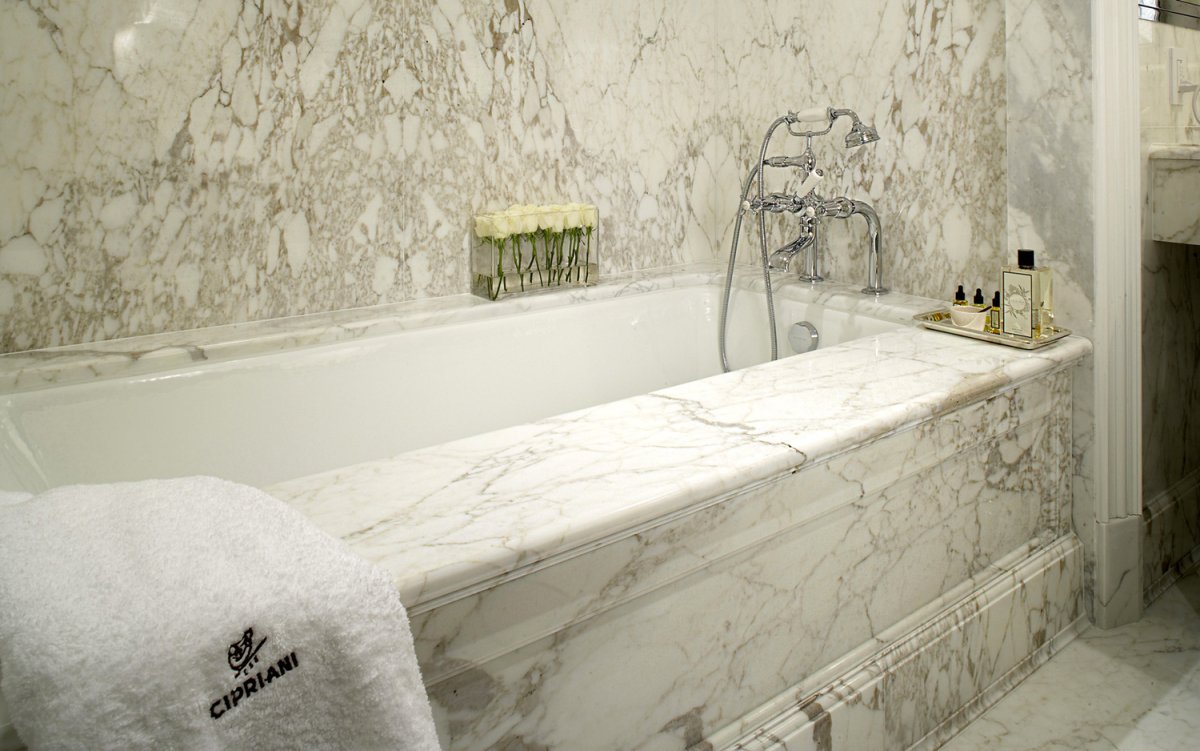 Брекчия Оничиато столешница