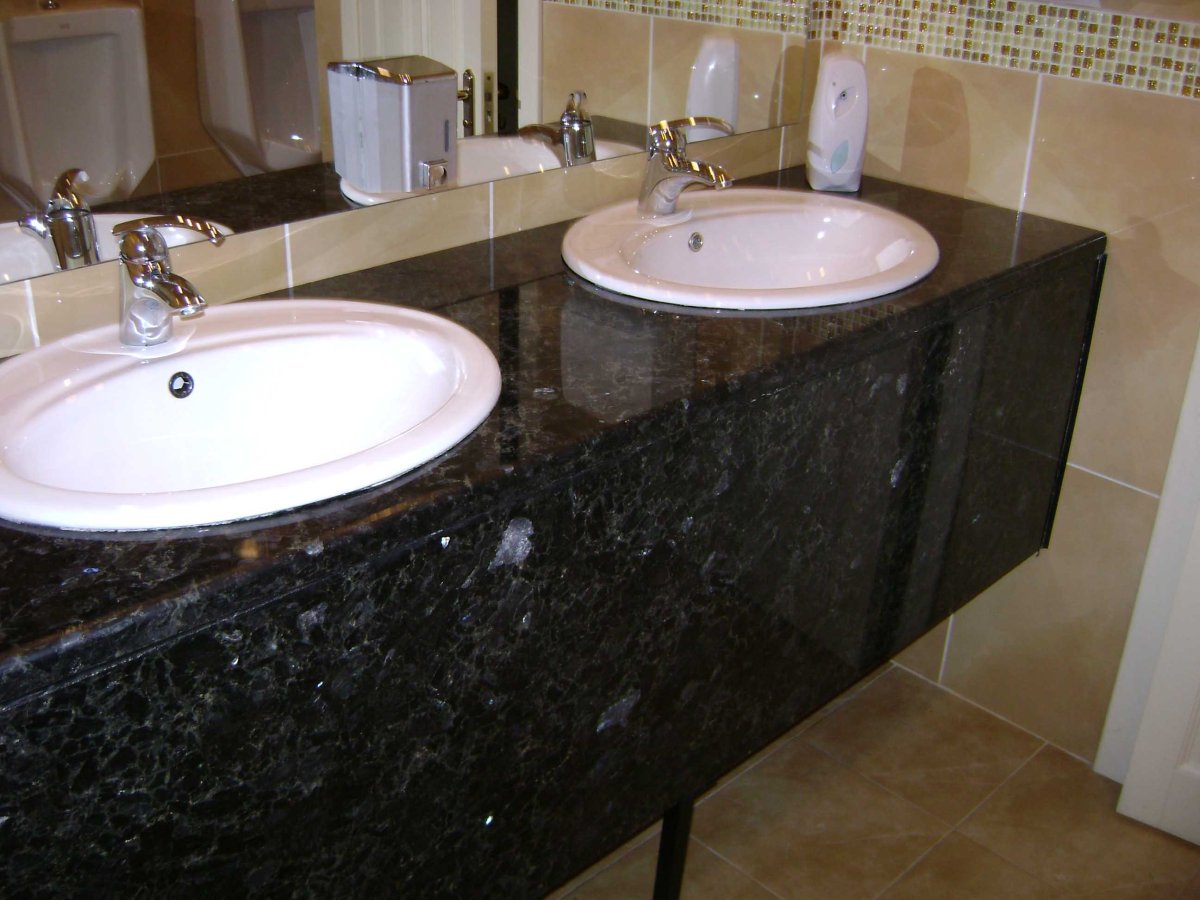 Черная ванная из искусственного камня