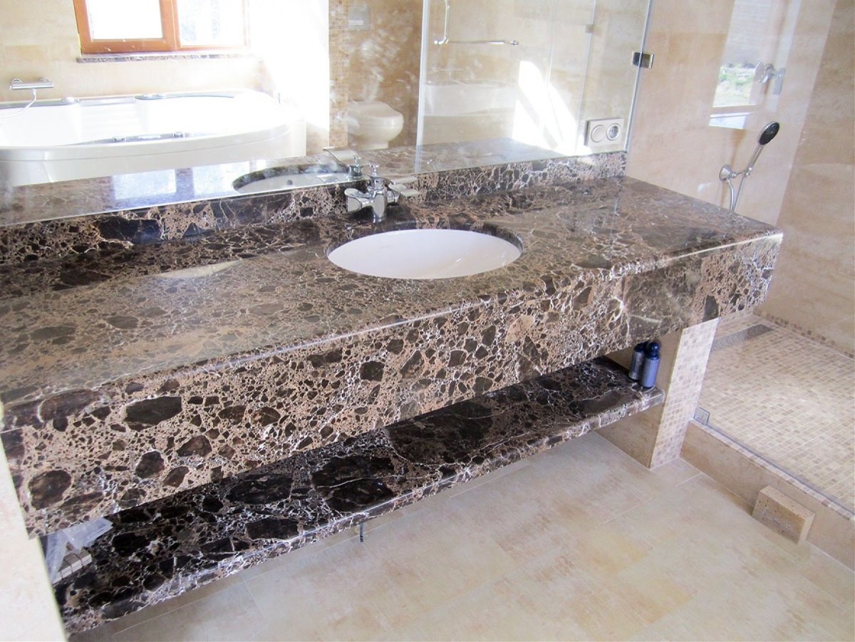 Камень в интерьере маленькой ванны