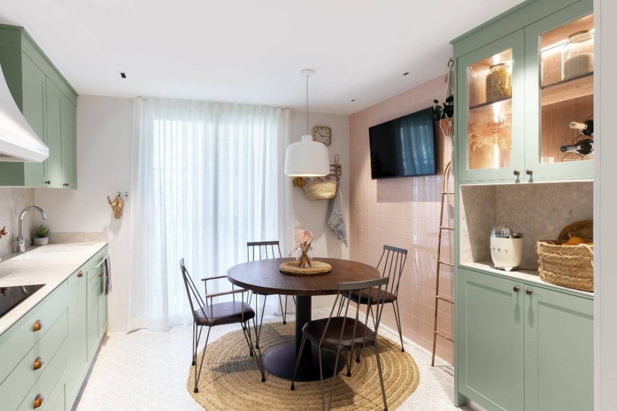 Интерьер ванной комнаты с душевой кабиной