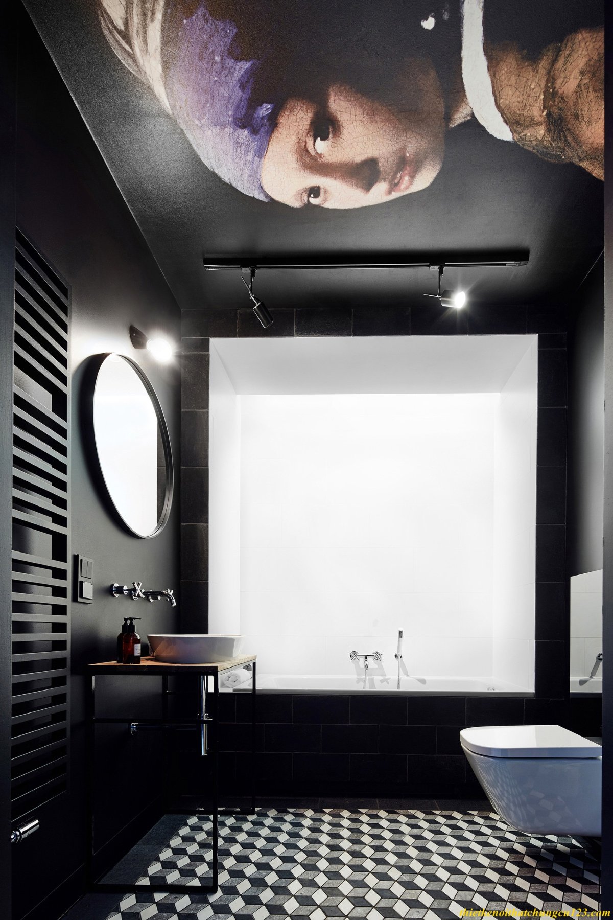 Ванная с черным потолком