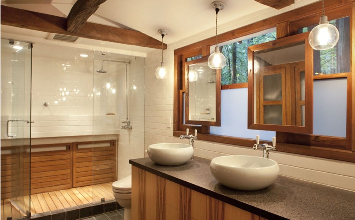 Большая ванная в деревянном доме