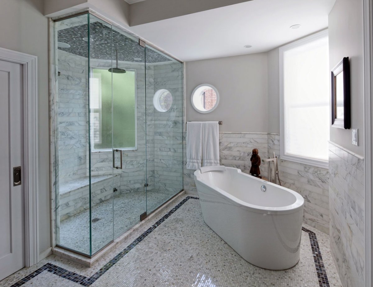 Ванная с ванной и душевой кабиной