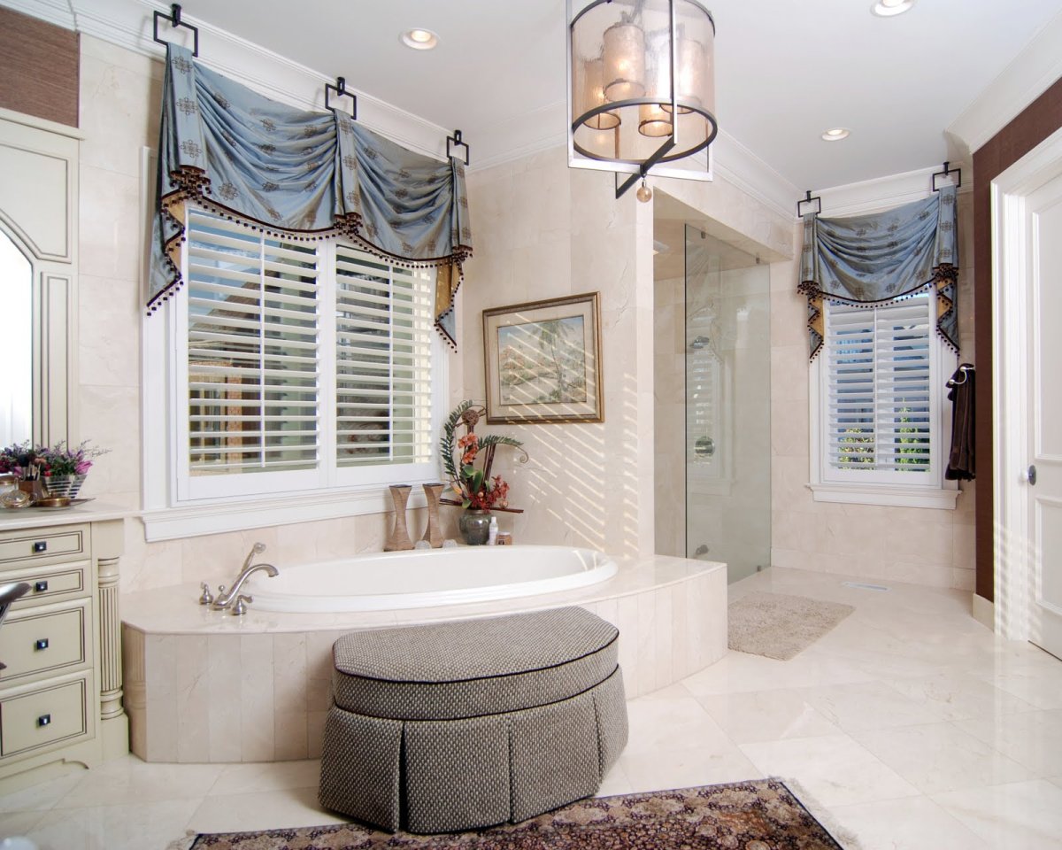 Окно в ванной декор