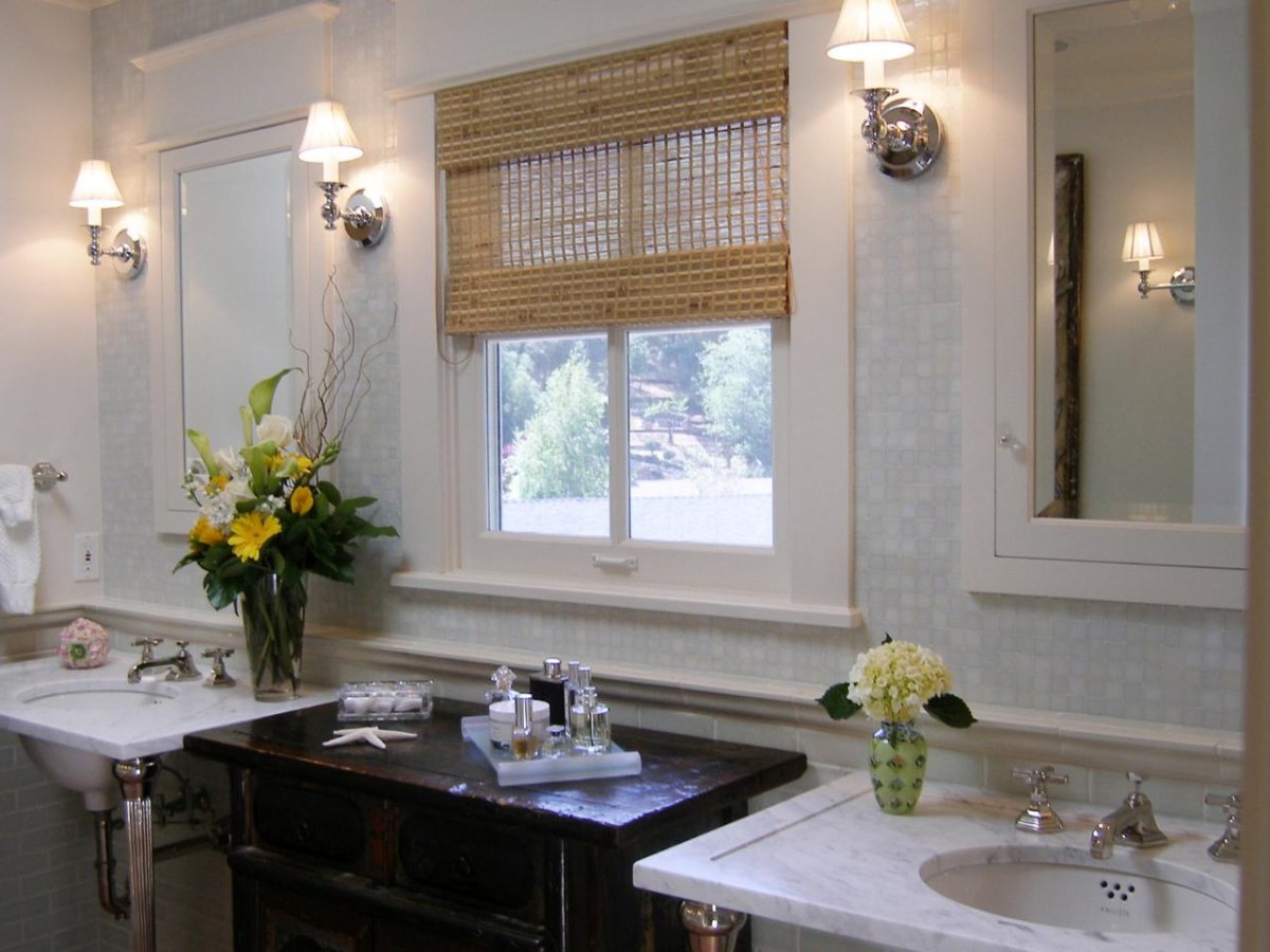 Настенные светильники у окна на кухне