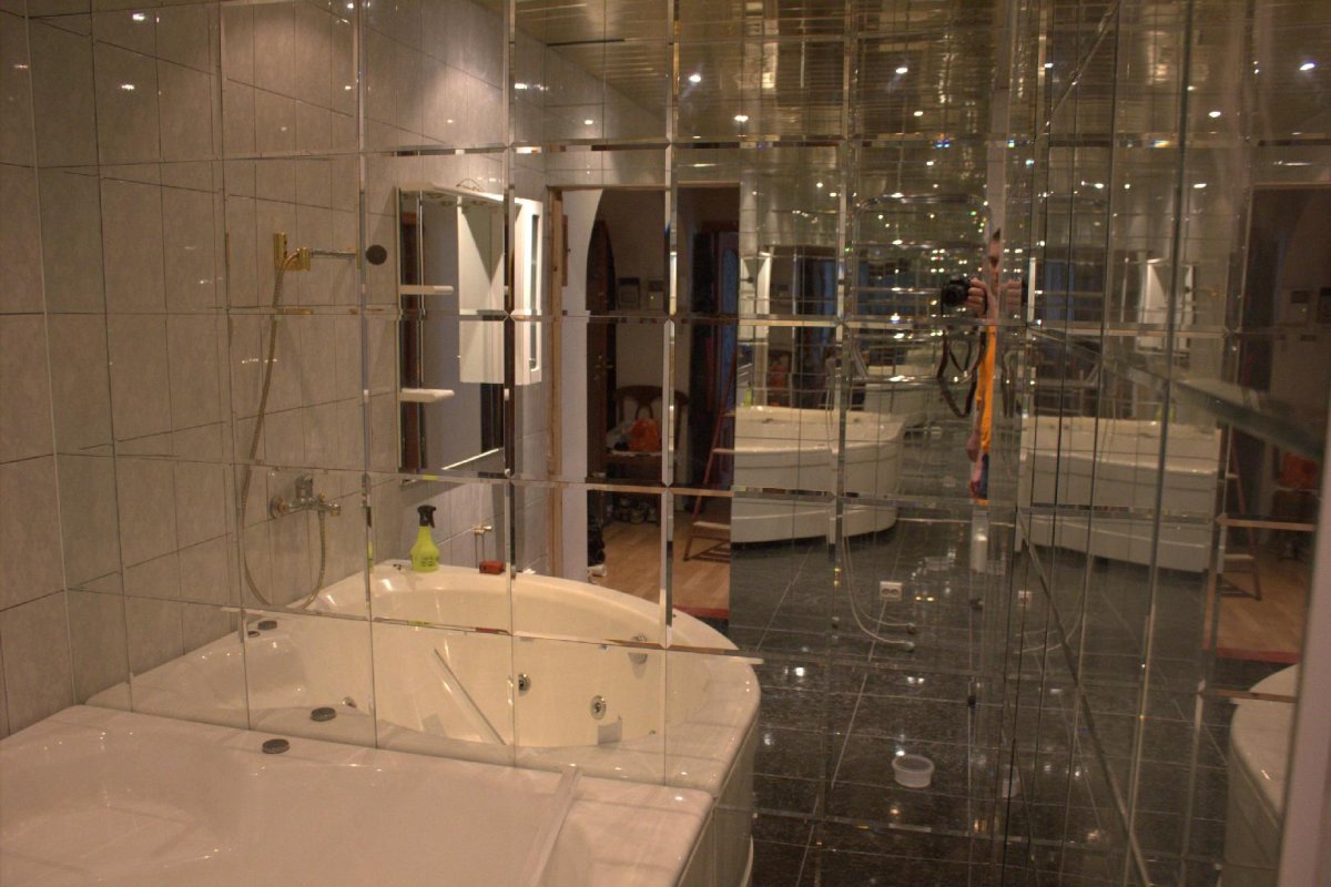 Зеркальная плитка в ванной