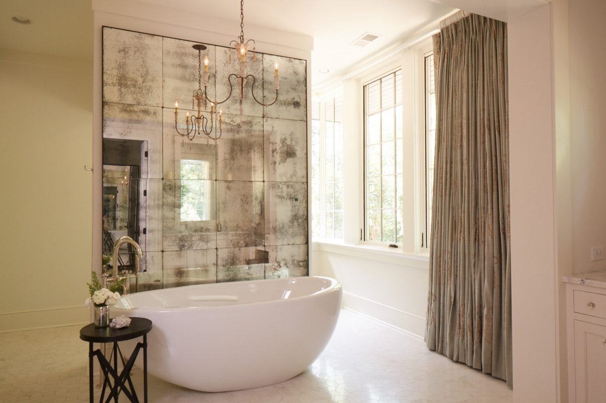 Зеркальная стена в ванной