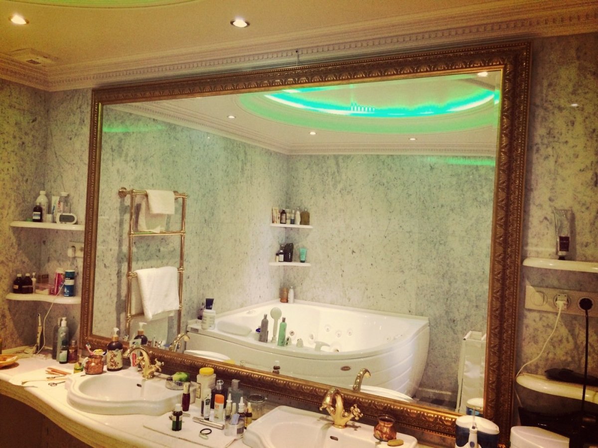 Зеркало в багете для ванной комнаты