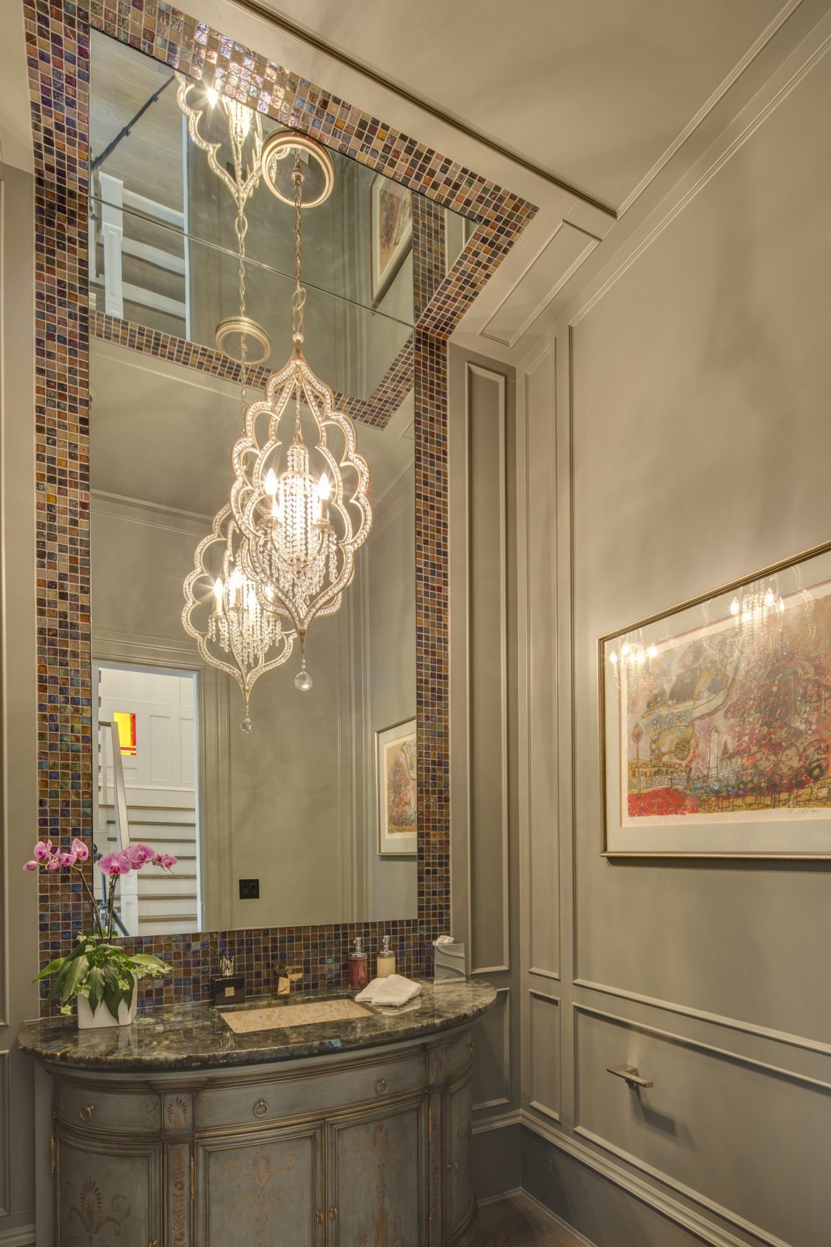 Зеркальная мозаика на потолке в ванной