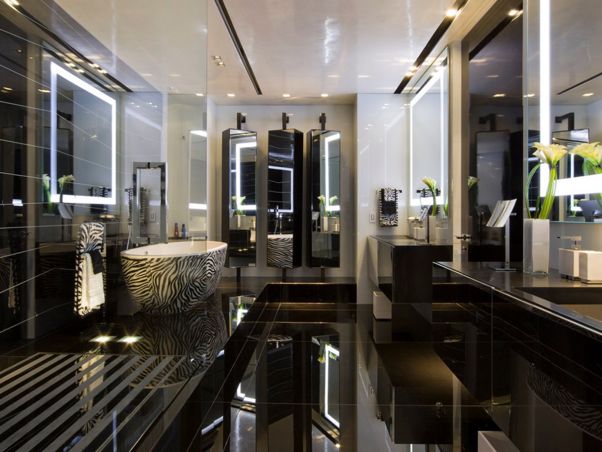 Маленькая ванная с большим зеркалом