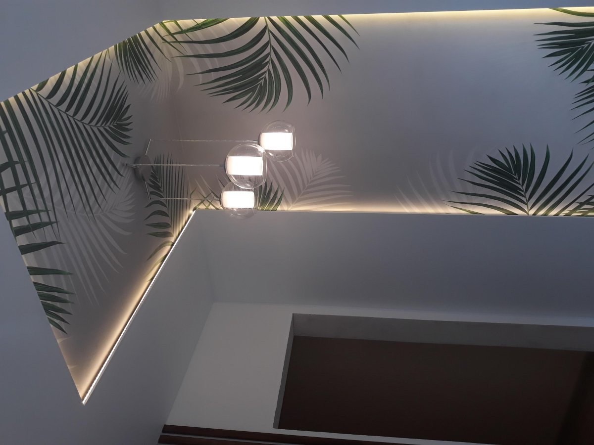 Натяжной потолок с подсветкой