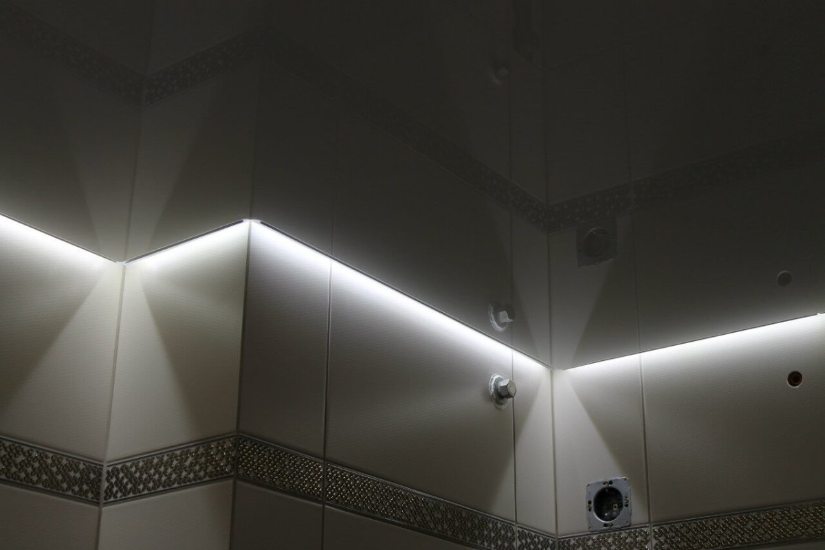 Парящий натяжной потолок в ванной