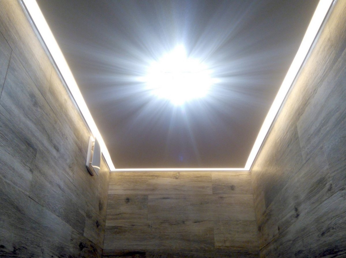 Парящий потолок с подсветкой в ванной