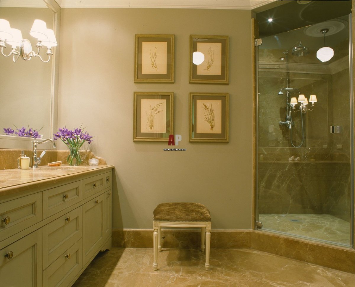 Угловая ванная в теплых тонах