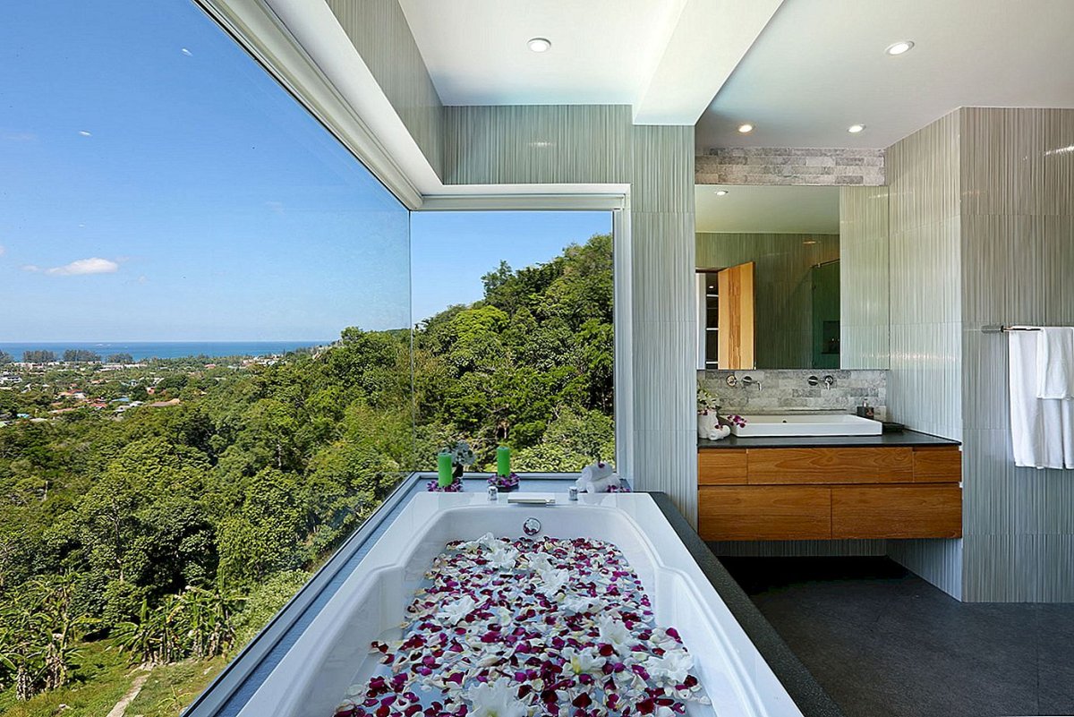 Ванна с панорамным видом на море