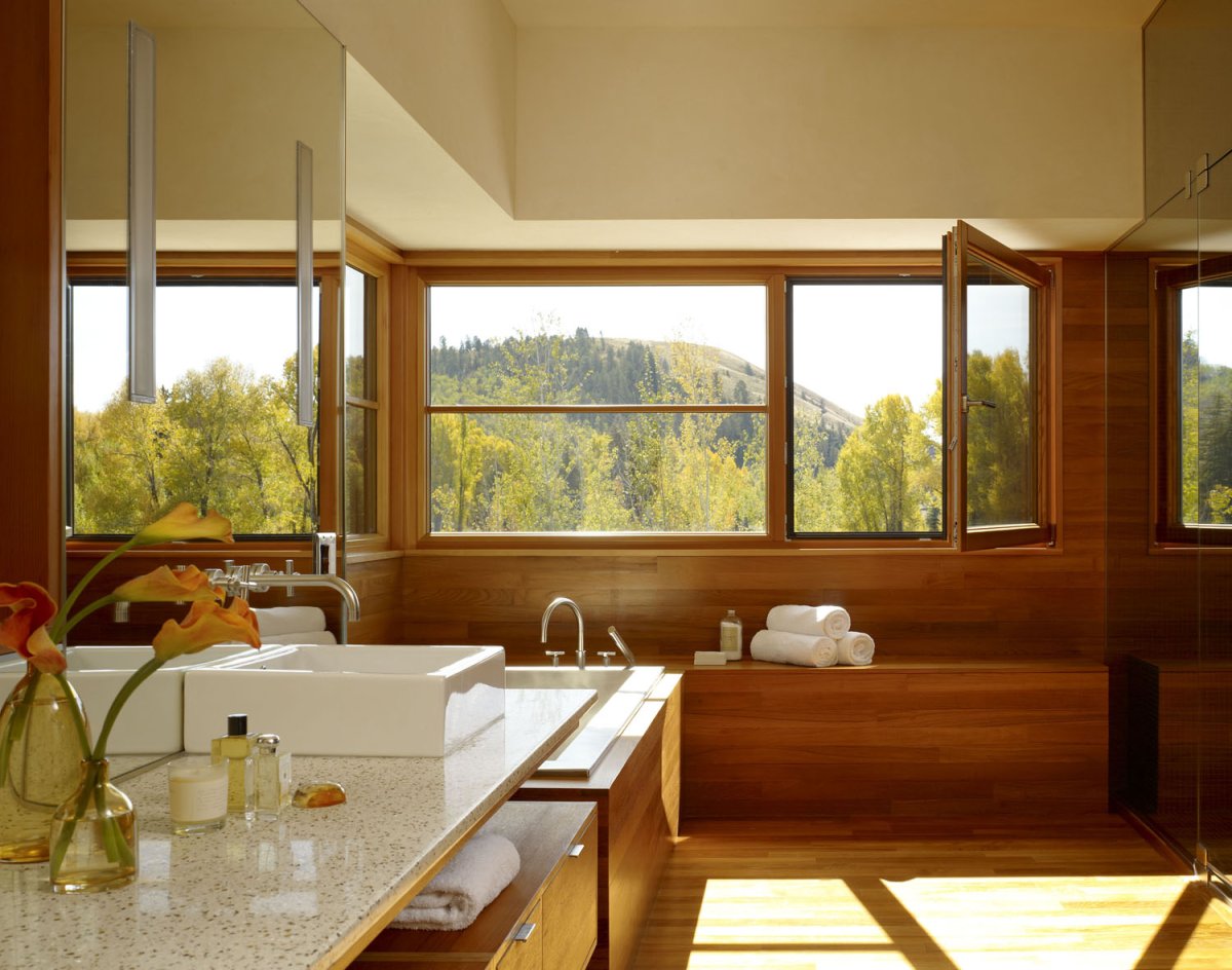 Отдельностоящая ванна у окна