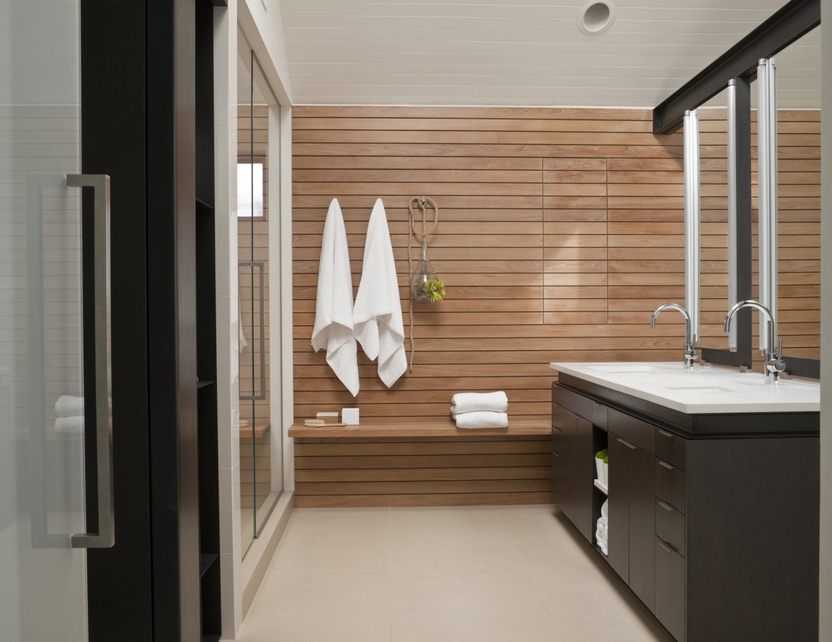 Деревянные панели в ванной комнате