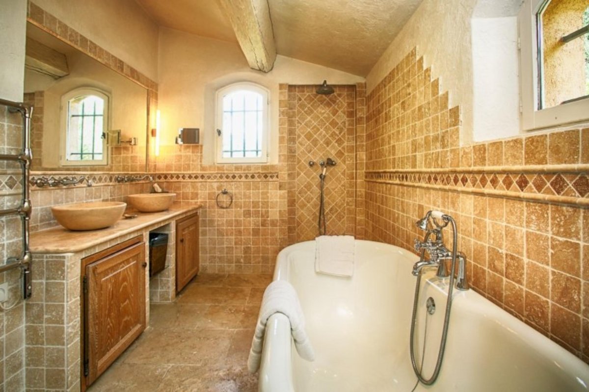 Плитка в ванную в стиле Кантри