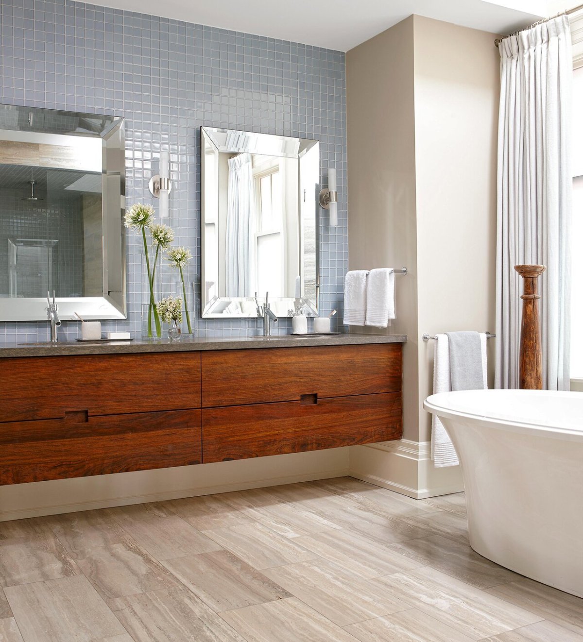 Ванная с деревянным полом