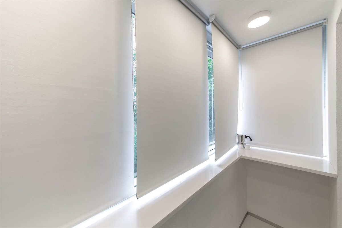 Интерьер туалета с рольставнями