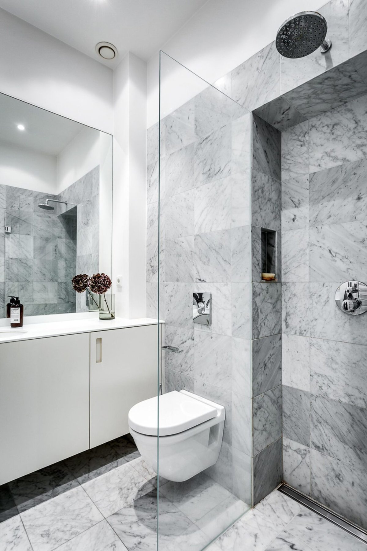 Маленькая ванная белый мрамор