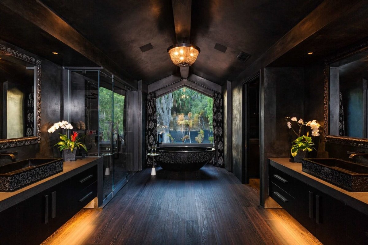 Дом в темных тонах