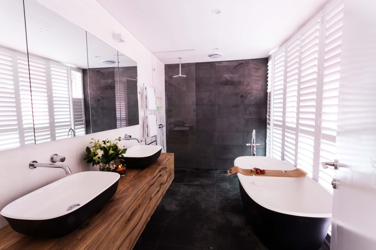 Ванная черная с деревом маленькая